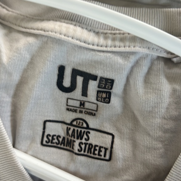 Kaws x uniqlo shirt - Picture 3 of 4